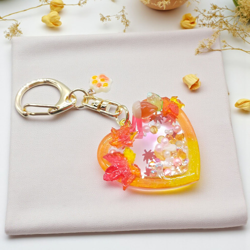 小さめサイズ*秋の紅葉ハート型シャカシャカシェイカー//キーホルダー
