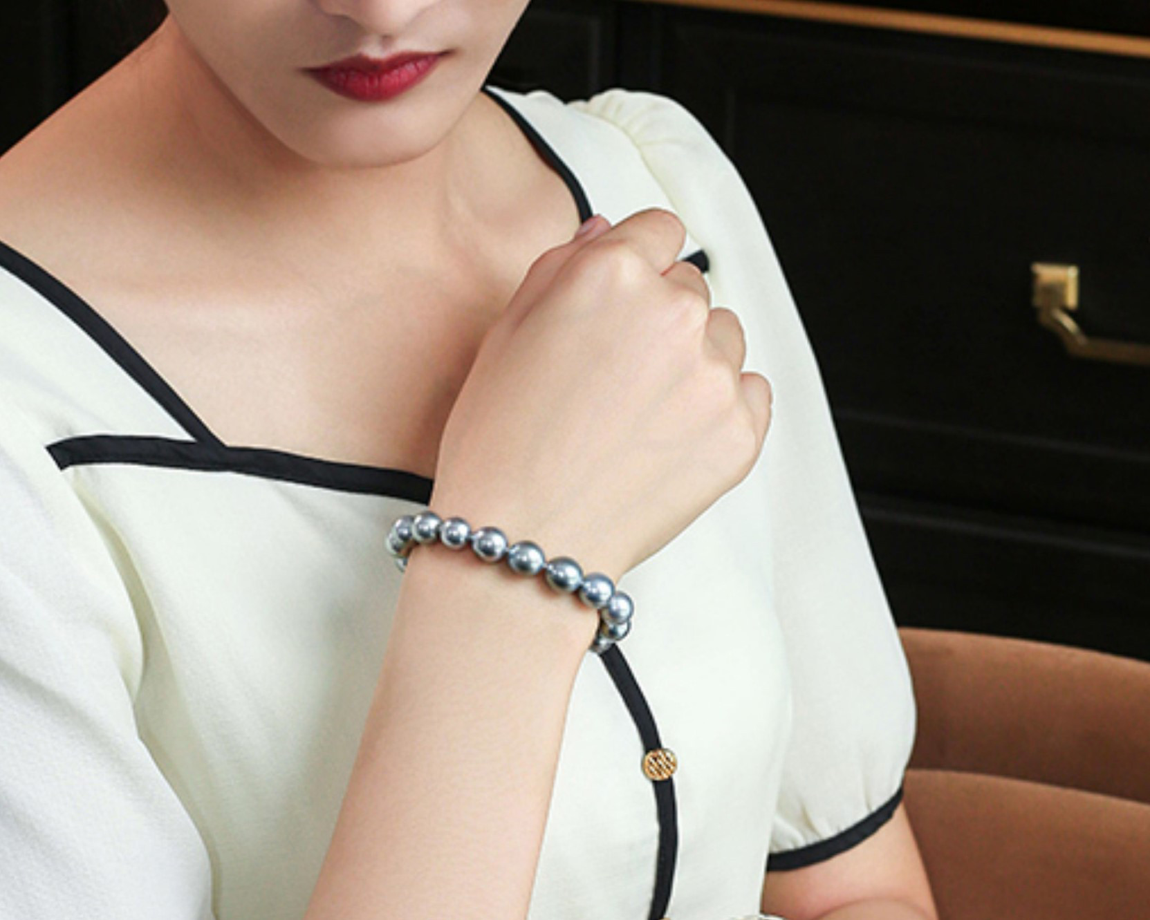 ルミナ8～10mm天然タヒチ黒蝶真珠ブレスレット。925シルバーの留め具とプラチナグレーの色合いが特徴です。シンプルでスタイリッ