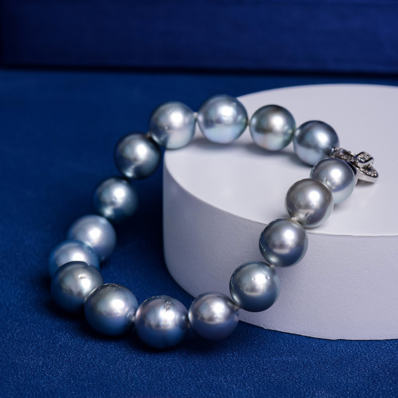 ルミナ8～10mm天然タヒチ黒蝶真珠ブレスレット。925シルバーの留め具とプラチナグレーの色合いが特徴です。シンプルでスタイリッ
