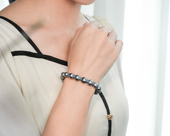 ルミナ8～10mm天然タヒチ黒蝶真珠ブレスレット。925シルバーの留め具とプラチナグレーの色合いが特徴です。シンプルでスタイリッ