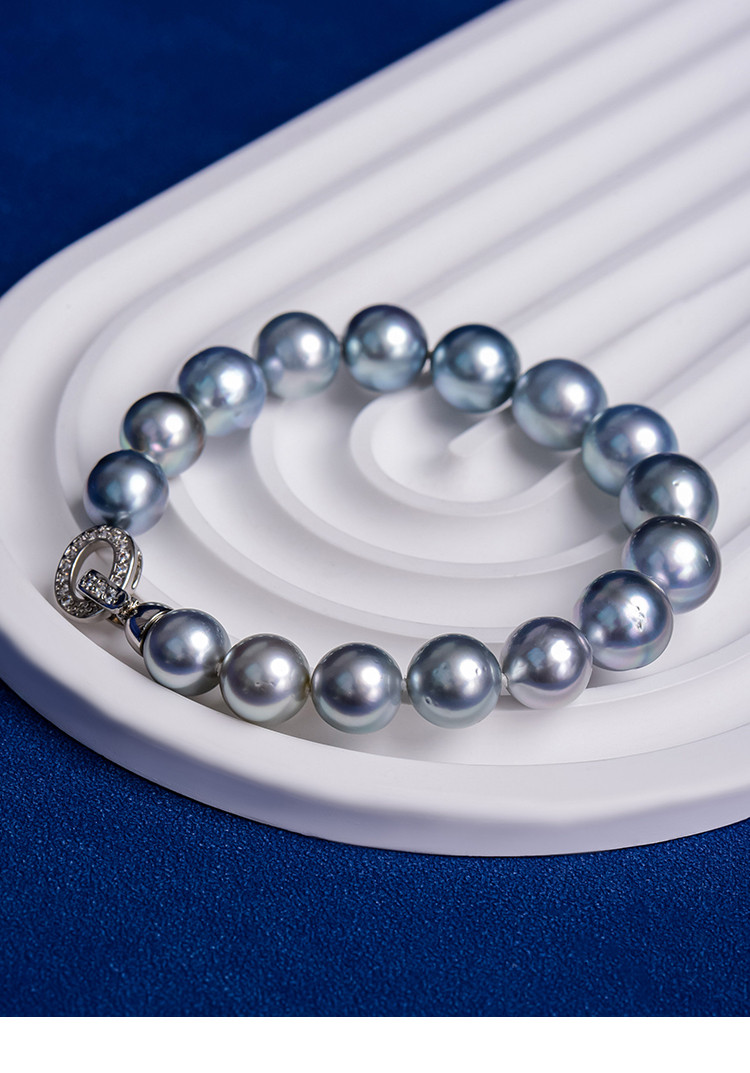 ルミナ8～10mm天然タヒチ黒蝶真珠ブレスレット。925シルバーの留め具とプラチナグレーの色合いが特徴です。シンプルでスタイリッ