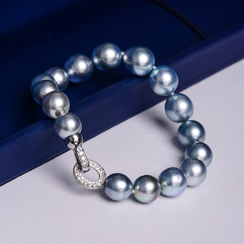 ルミナ8～10mm天然タヒチ黒蝶真珠ブレスレット。925シルバーの留め具とプラチナグレーの色合いが特徴です。シンプルでスタイリッ