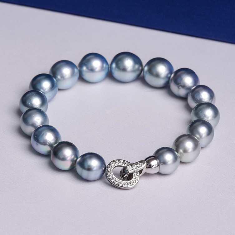 ルミナ8～10mm天然タヒチ黒蝶真珠ブレスレット。925シルバーの留め具とプラチナグレーの色合いが特徴です。シンプルでスタイリッ
