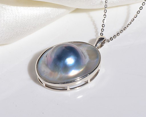 ルミナ 18.6mm 日本製アコヤマベ海水真珠ペンダント（ポーチドエッグデザイン）と18Kホワイトゴールドの明るい真珠ネックレス
