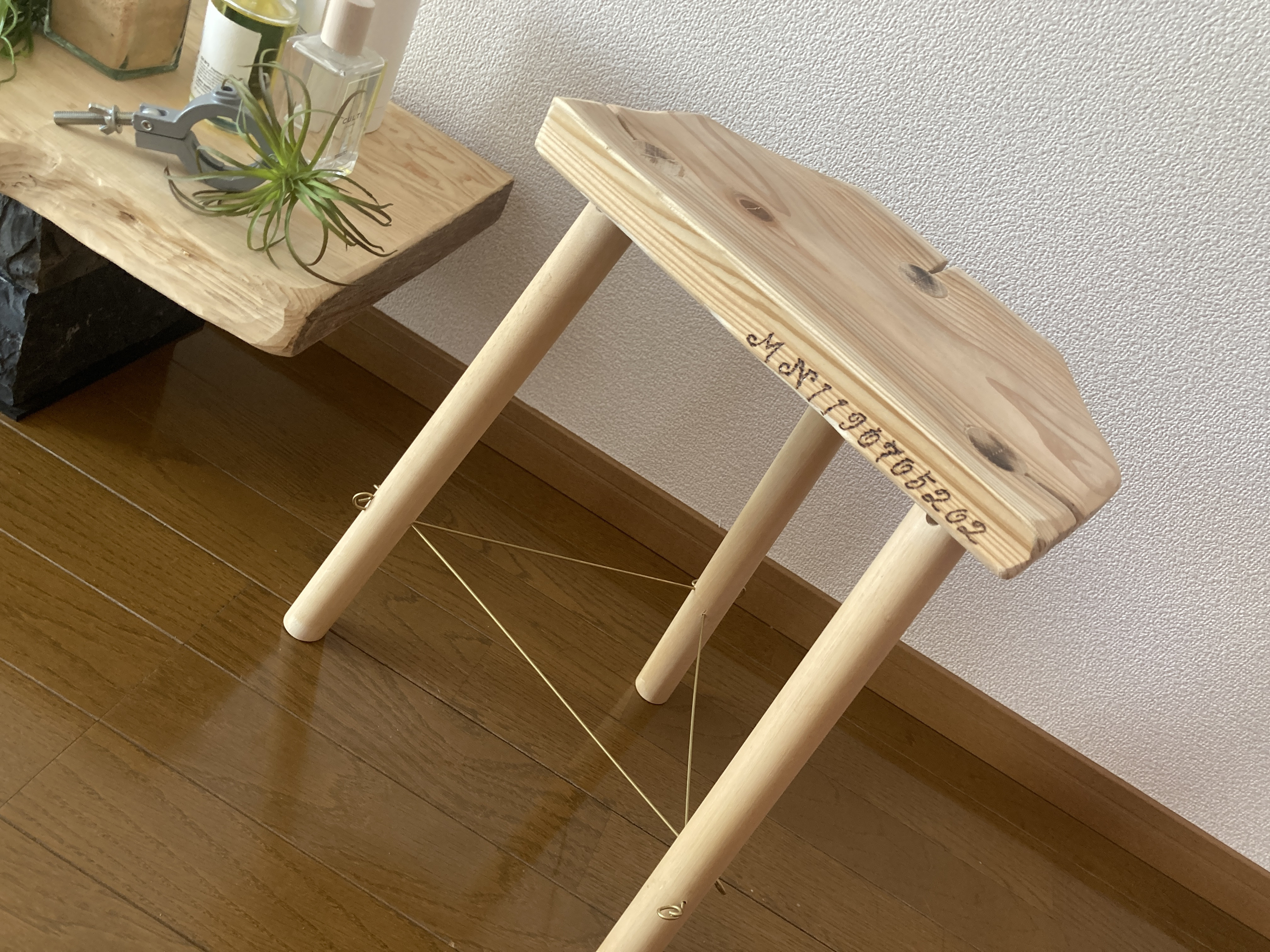 送料込○ゴーダ○杉や真鍮をあしらったナチュラルモダンなデザインチェア