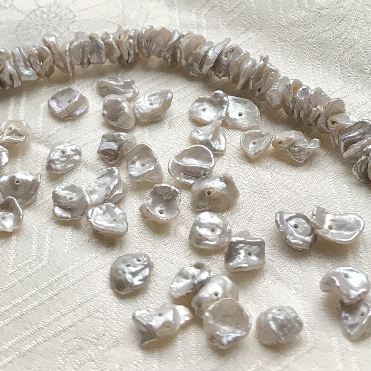 #516 花びら ケシ　薄いロンデル　ディスク　淡水パール　1連　無核　グレージュ　砂浜に打ち寄せられた貝殻みたいな真珠