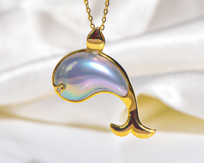 12～18mm天然海水マベパールペンダント。18Kゴールドのイルカデザイン。シルバーブルーの鮮やかな光沢が美しいデザイン。スタイ 33,345円