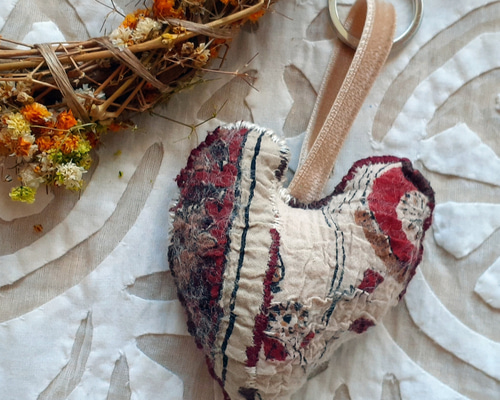 布フェルト ハートのチャーム べージュ 赤色・草木染め〈布フェルト