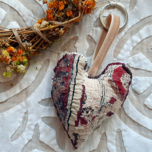 布フェルト ハートのチャーム べージュ 赤色・草木染め〈布フェルト