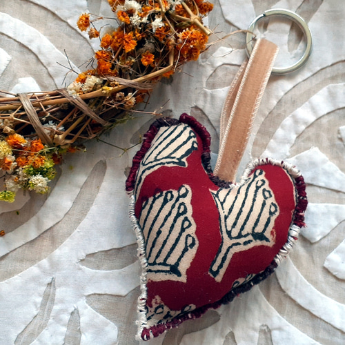 布フェルト ハートのチャーム べージュ 赤色・草木染め〈布フェルト