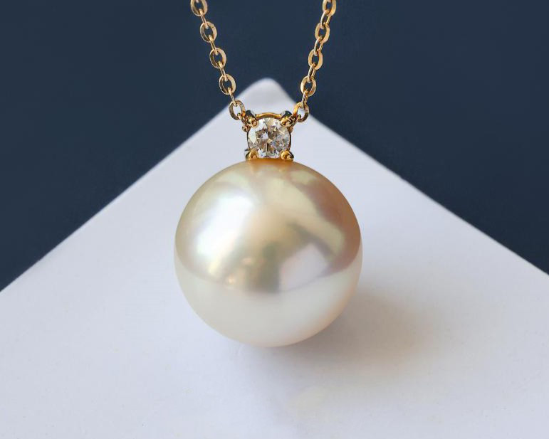 ルミナ11～14mm天然南洋白蝶真珠ペンダント（18Kゴールドネックレス）。贅沢でエレガント、そしてクラシックで万能なこのネック
