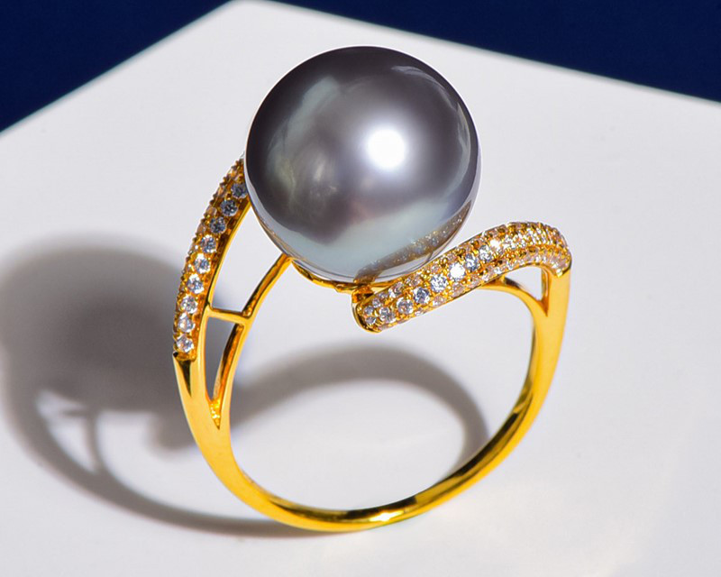 ルミナ 12-13mm 天然タヒチ黒蝶真珠リング。18Kゴールドとプラチナのグレートーン。シンプルでエレガント、ギフトにも最適な
