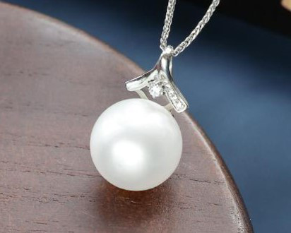 ルミナ12～13mm天然南洋白蝶真珠ペンダントを18Kゴールドネックレスにセットしました。クラシックでスタイリッシュ、そしてエレ