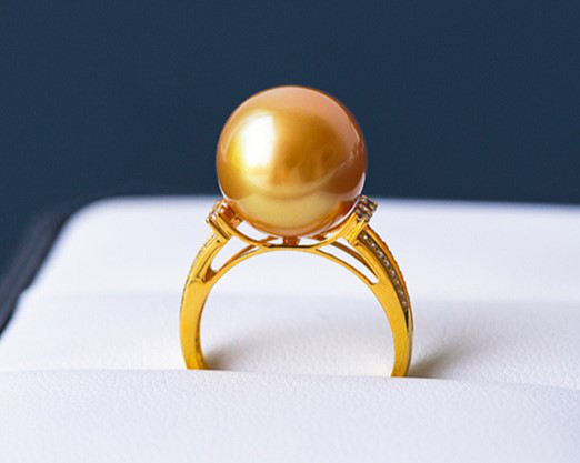 12～13mmの天然南洋ゴールドパールを使用した、18Kゴールドデザインのルミナリング。無染色の真珠本来の輝きが繊細で上品な輝き