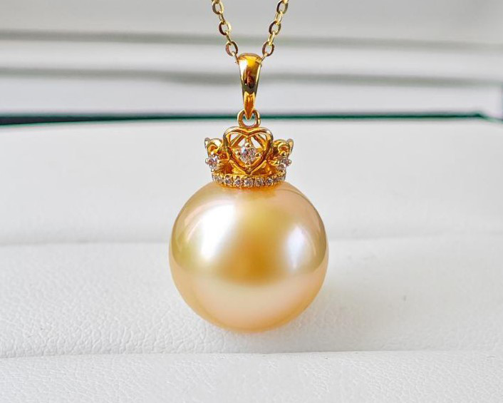 ルミナ14～16mm天然南洋ゴールドパールペンダント、18Kゴールドクラウンネックレス。大粒のパールに、まばゆいばかりのデザイン