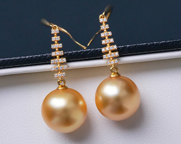 ルミナ 11-12mm 天然南洋ゴールドビーズイヤリング（18Kゴールド）。ロング丈でドレープ感のあるデザイン。女性らしくチャー