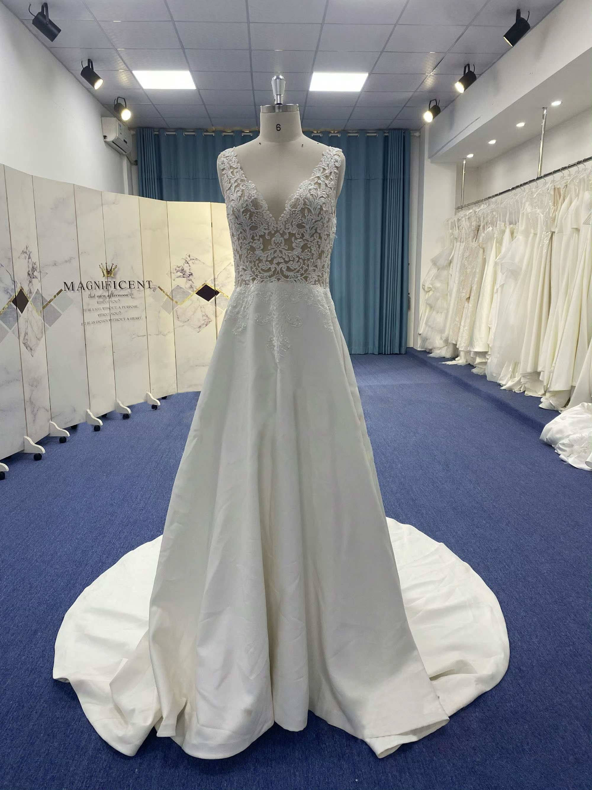 高品質保証アンティークなドレス　高級サテン　フランスレース　優雅　オフホワイト　くるみボタン　背中みせ　トレーン2次会