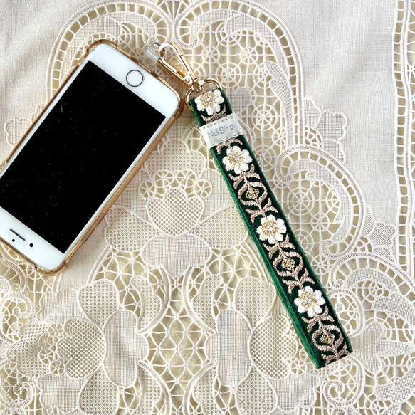 【持ちやすくて可愛いお手元】インド刺繍のスマホストラップ☆Aryaアーリヤー／ハンドストラップ・携帯ストラップ 3枚目の画像