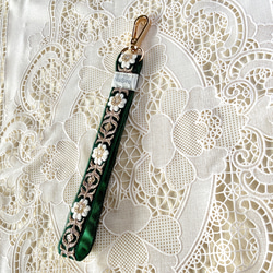 【持ちやすくて可愛いお手元】インド刺繍のスマホストラップ☆Aryaアーリヤー／ハンドストラップ・携帯ストラップ 2枚目の画像