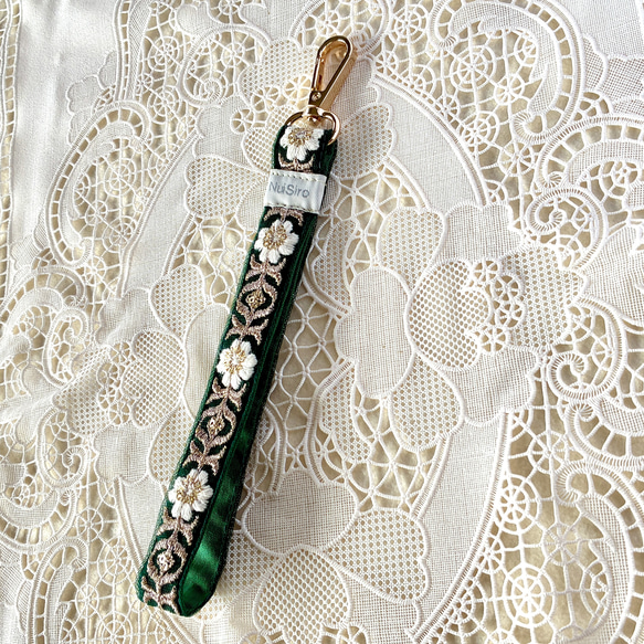 【持ちやすくて可愛いお手元】インド刺繍のスマホストラップ☆Aryaアーリヤー／ハンドストラップ・携帯ストラップ 2枚目の画像