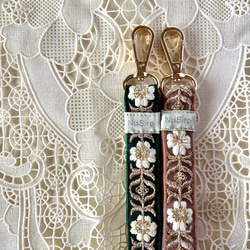 【持ちやすくて可愛いお手元】インド刺繍のスマホストラップ☆Aryaアーリヤー／ハンドストラップ・携帯ストラップ 13枚目の画像