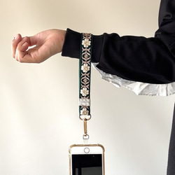 【持ちやすくて可愛いお手元】インド刺繍のスマホストラップ☆Aryaアーリヤー／ハンドストラップ・携帯ストラップ 6枚目の画像