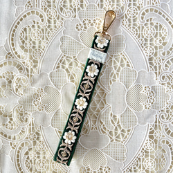 【持ちやすくて可愛いお手元】インド刺繍のスマホストラップ☆Aryaアーリヤー／ハンドストラップ・携帯ストラップ 1枚目の画像