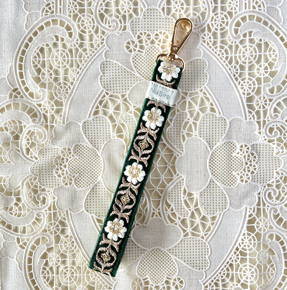 【持ちやすくて可愛いお手元】インド刺繍のスマホストラップ☆Aryaアーリヤー／ハンドストラップ・携帯ストラップ 1枚目の画像