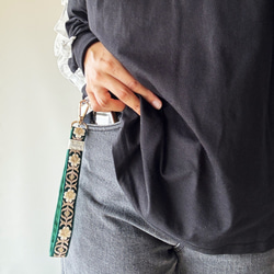 【持ちやすくて可愛いお手元】インド刺繍のスマホストラップ☆Aryaアーリヤー／ハンドストラップ・携帯ストラップ 8枚目の画像