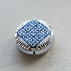 大きめ・こぎん刺しのピルケース（アクセサリーケース）（サークルL・藍色その２） 1枚目の画像