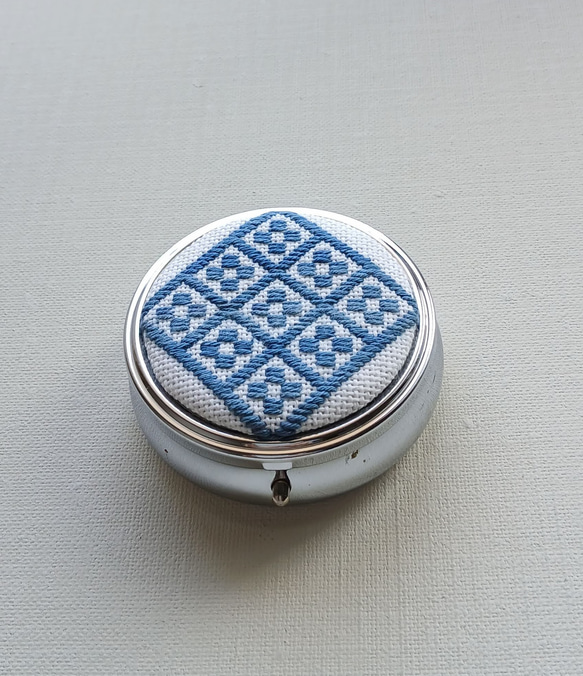 大きめ・こぎん刺しのピルケース（アクセサリーケース）（サークルL・藍色その２） 1枚目の画像