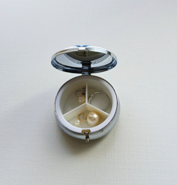 大きめ・こぎん刺しのピルケース（アクセサリーケース）（サークルL・藍色その２） 3枚目の画像