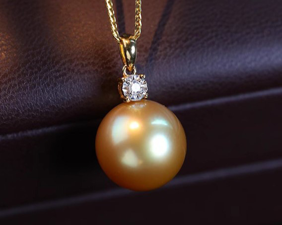 ルミナ13～14mm天然南洋ゴールドビーズペンダントと18金メロンシードクラスプネックレス。クラシックなデザインで、ファッショナ