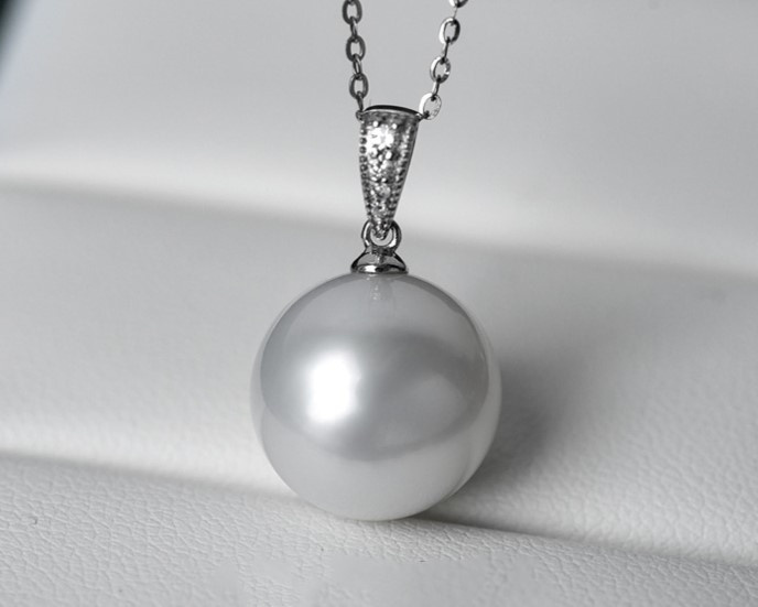 ルミナ 12-13mm 天然南洋白蝶真珠ペンダント（18Kゴールド、ダイヤモンド付き）：シンプルでエレガント、スタイリッシュ、そ