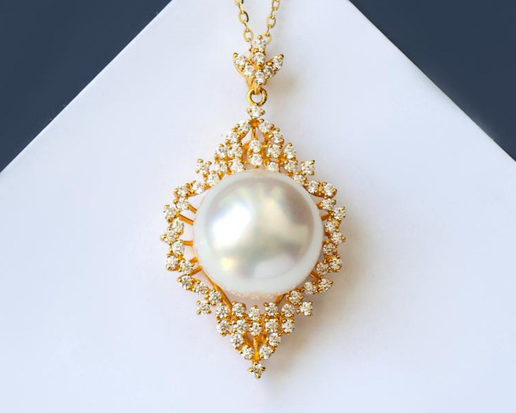 ルミナ12～13mm天然南洋白蝶真珠ペンダント（18Kゴールドネックレス）。贅沢で時代を超越した、万能で美しいこのジュエリーは、