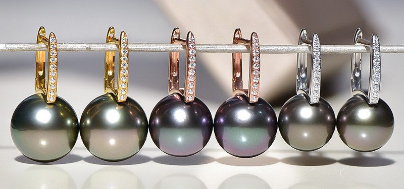 18Kゴールド製、12～13mmタヒチ産ブラックパールのルミナイヤリング。ピーコックグリーンの輝きを放つバケットデザイン。クラシ