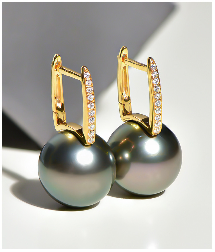 18Kゴールド製、12～13mmタヒチ産ブラックパールのルミナイヤリング。ピーコックグリーンの輝きを放つバケットデザイン。クラシ