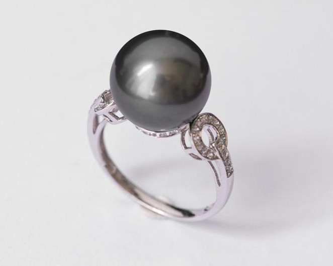 18Kゴールド製、ルミナ12～13mmタヒチ黒蝶真珠リング。光沢があり、クラシックでスタイリッシュな厚みのあるデザインは、ギフト 53,340円