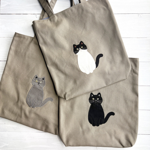 おすわりネコのアップリケ グレージュのトートバック ハチワレねこ