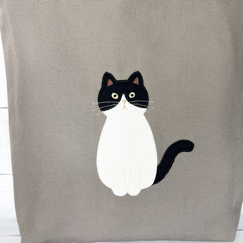 おすわりネコのアップリケ グレージュのトートバック ハチワレねこ