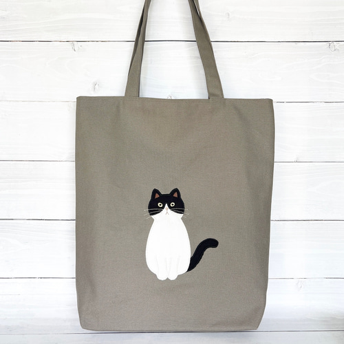 おすわりネコのアップリケ グレージュのトートバック ハチワレねこ