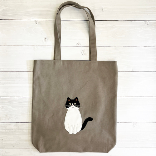 おすわりネコのアップリケ グレージュのトートバック ハチワレねこ