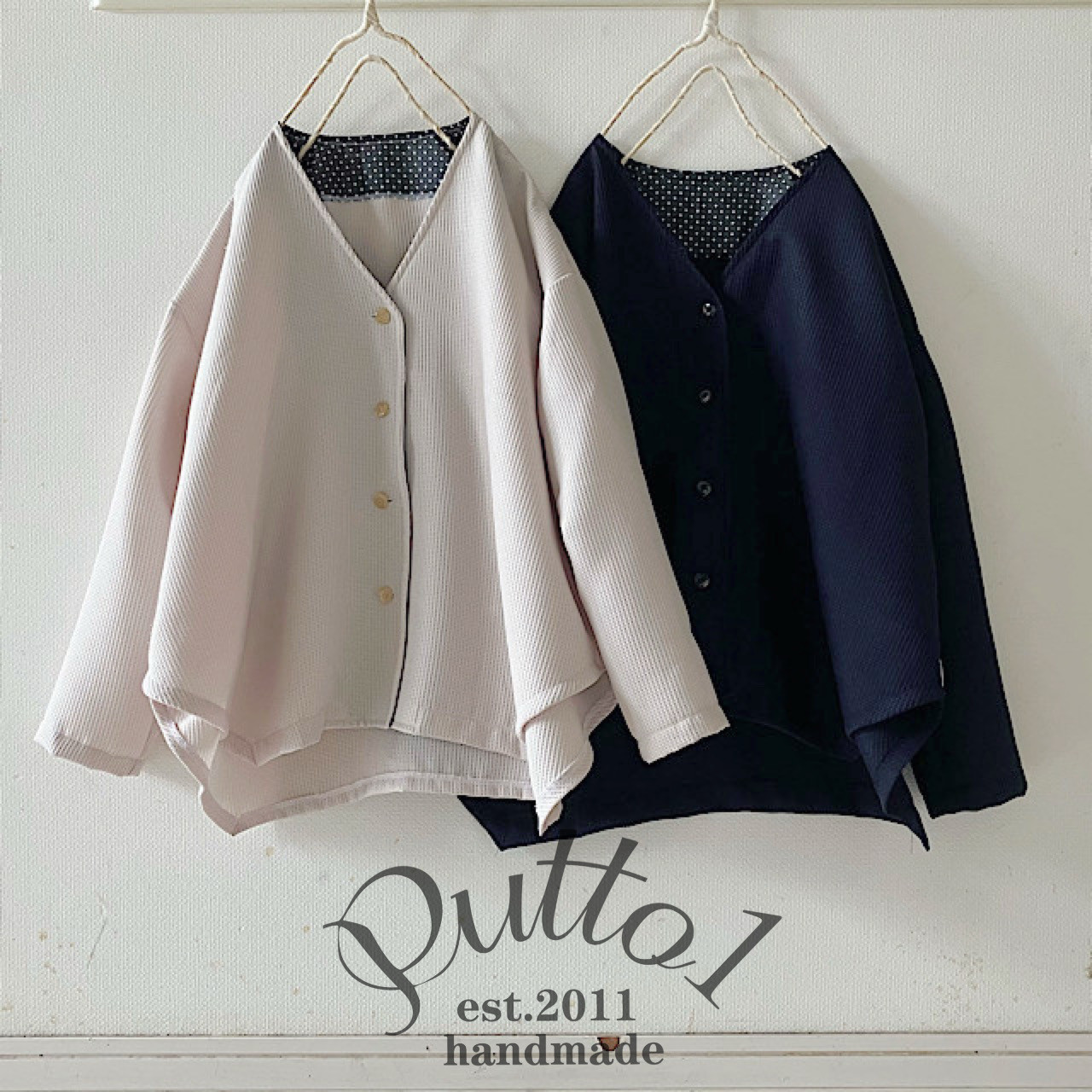 ネイビーは完売/アイボリーのみ【受注生産】柔らかワッフル生地のVネック・フレアー・変形ヘム・カーディガン・裏水玉柄・長袖