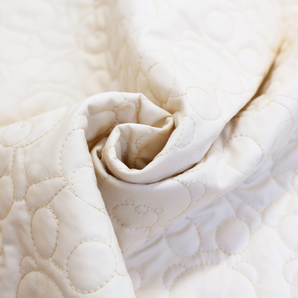 新入荷！『キルティング生地！ぷっくりくまさん　42－ライトベージュ　くま柄キルト』～50㎝単位でカット～ 2枚目の画像