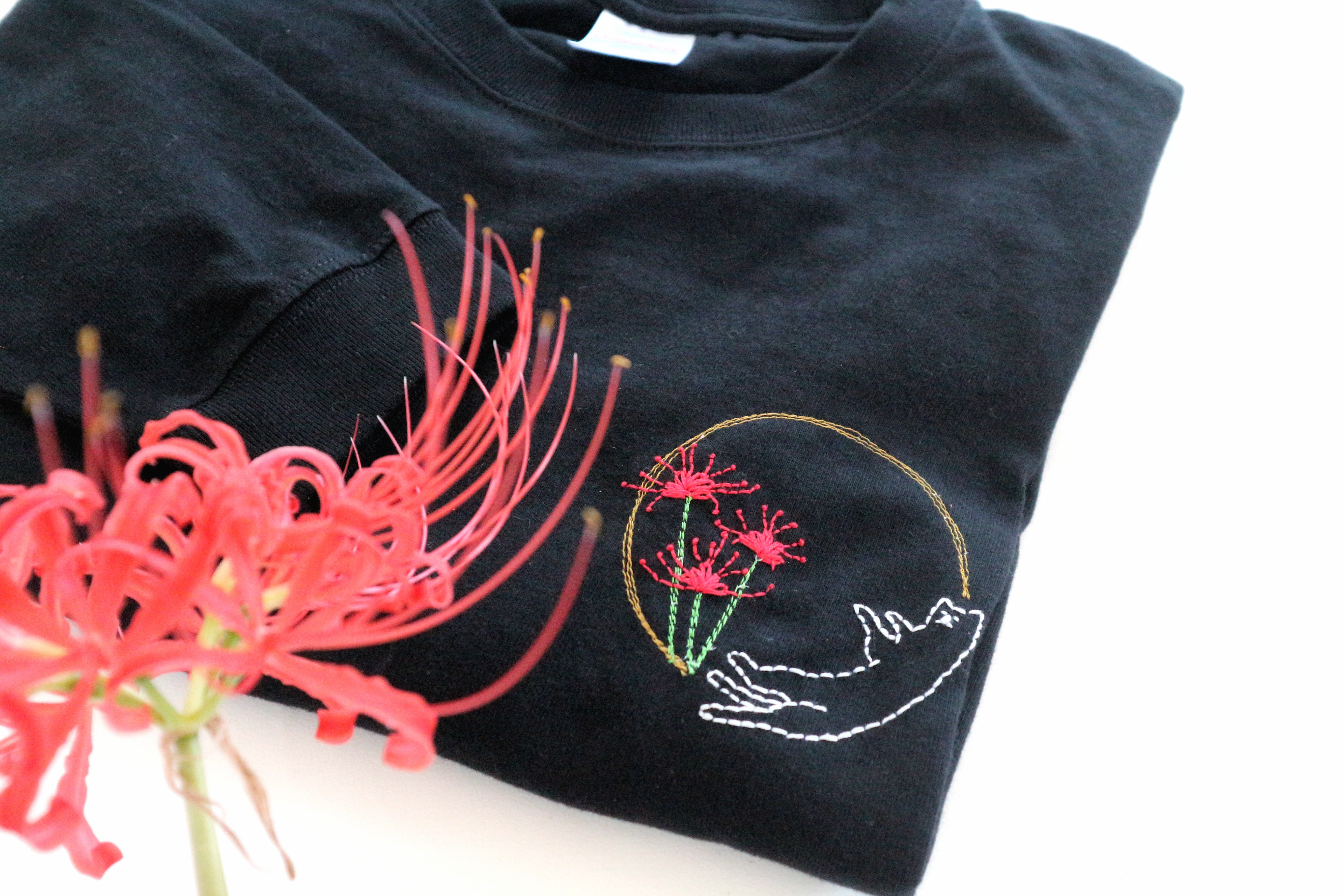 【お仕立て】なにもしない日のTシャツ　彼岸花　ブラック　サイズ（XS〜XXXL）　刺繍　猫