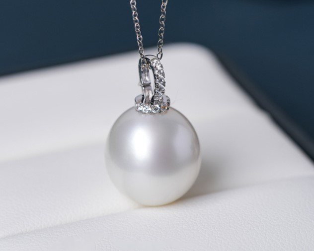 ルミナ15～16mm天然南洋白蝶真珠ペンダントを18Kゴールドネックレスにセット。エレガントでスタイリッシュ、そして万能なデザイ