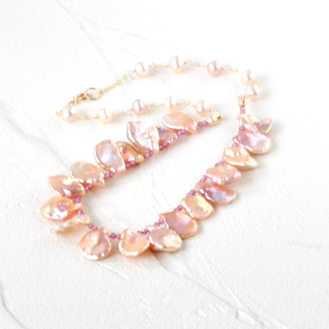 艶めく花びら淡水ケシパールピーチピンクのラグジュアリーネックレス