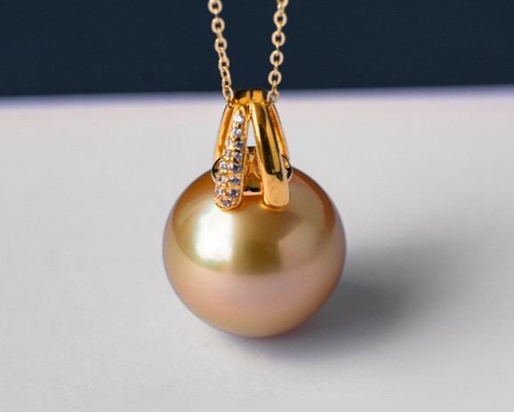 18金製、16～17mmの天然南洋ゴールドビーズペンダント「ルミナ」。光沢のある無染色のエレガントなデザイン。お母様や大切な方へ