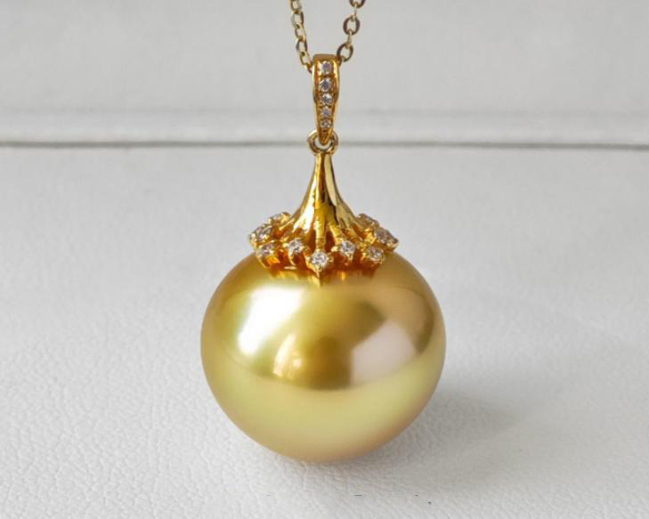 ルミナ 16-17mm 天然南洋ゴールドビーズペンダントネックレス。18Kゴールドの花火留め金デザイン。大きなドラゴンビーズの職