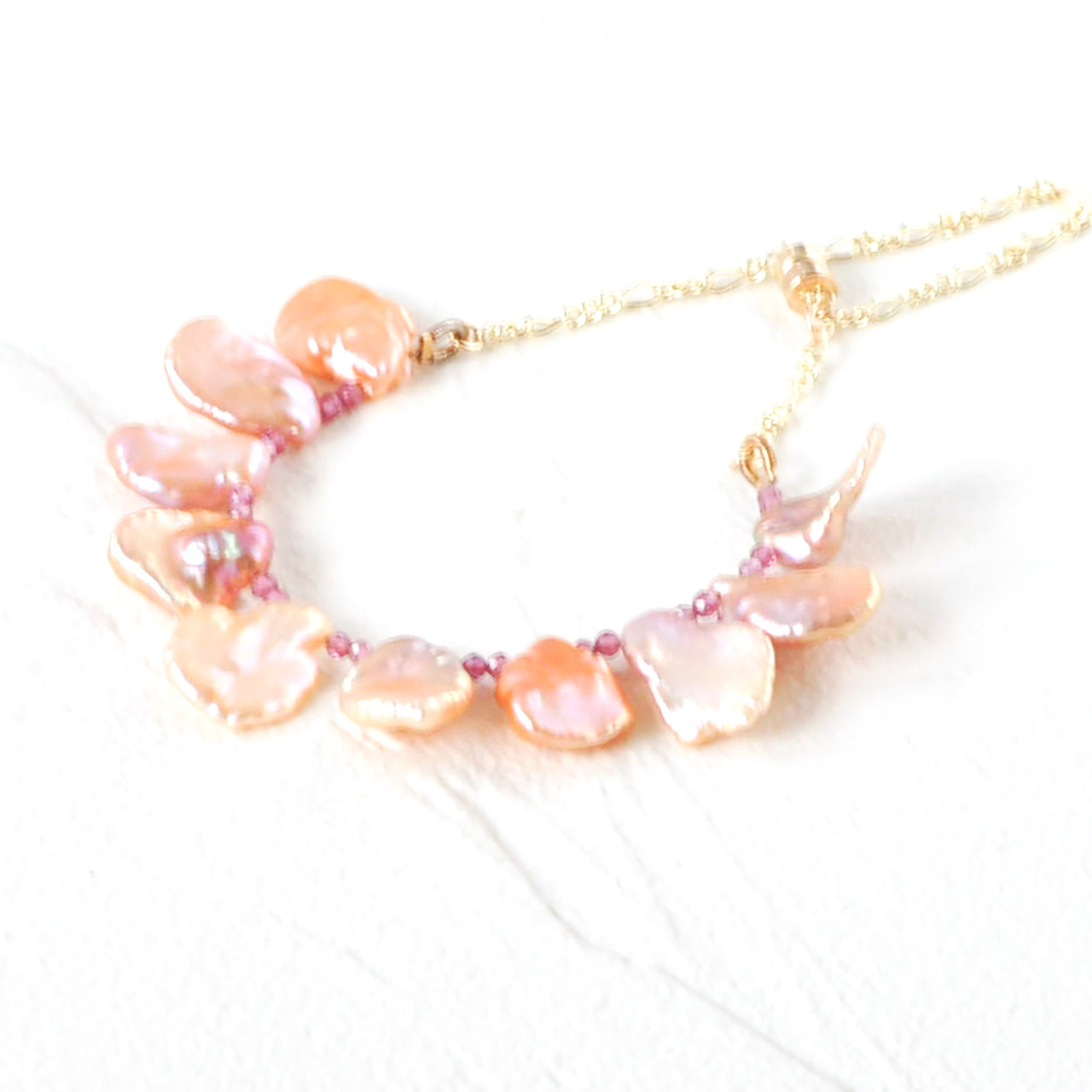 艶めく花びら淡水ケシパールピーチピンクのラグジュアリーブレスレット